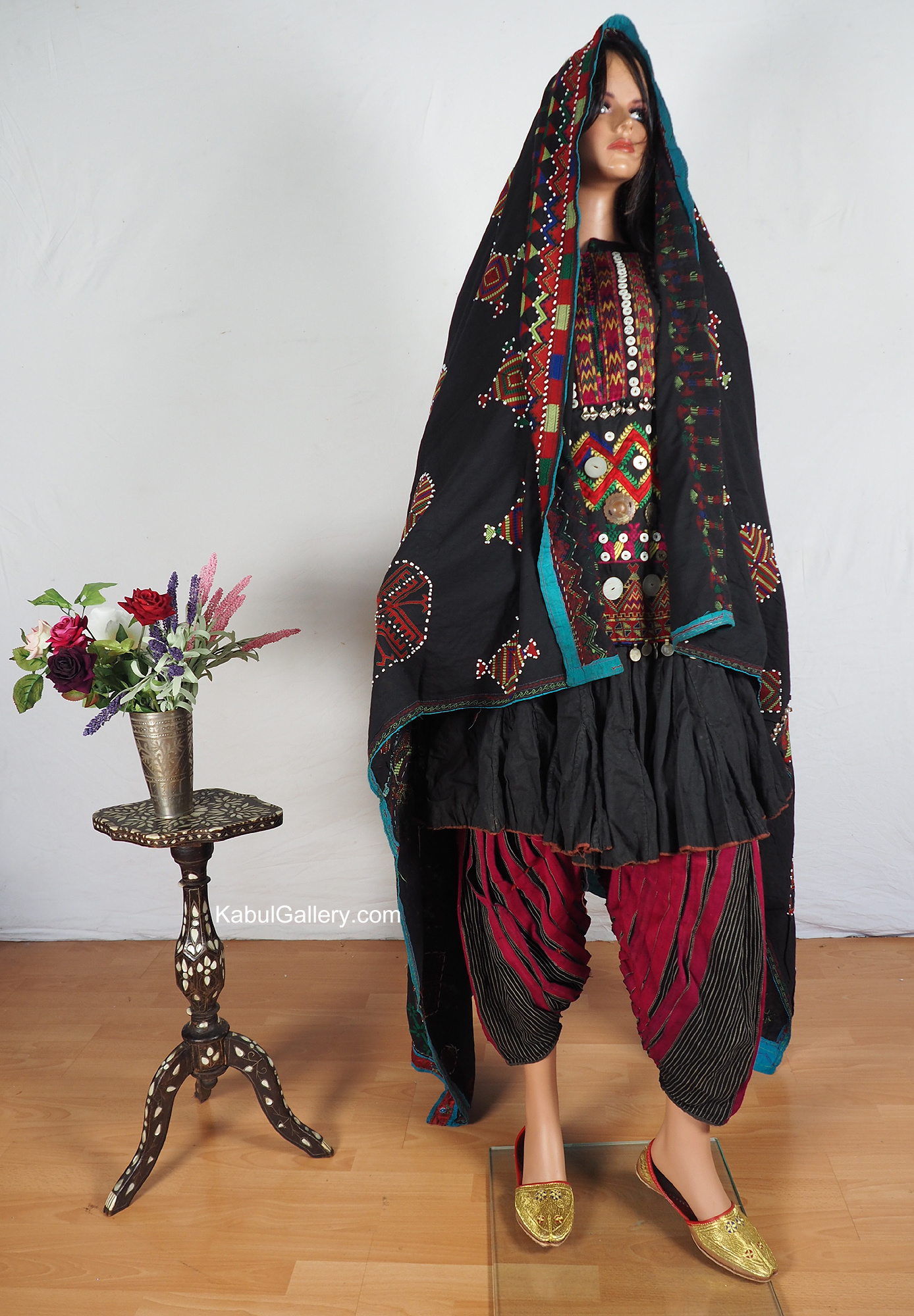 antik und sehr seltener Komplettes Frauen Hochzeit Kleid mit Kopftuch und Hose aus Afghanistan Nuristan kohistan Jumlo Nr-20/B