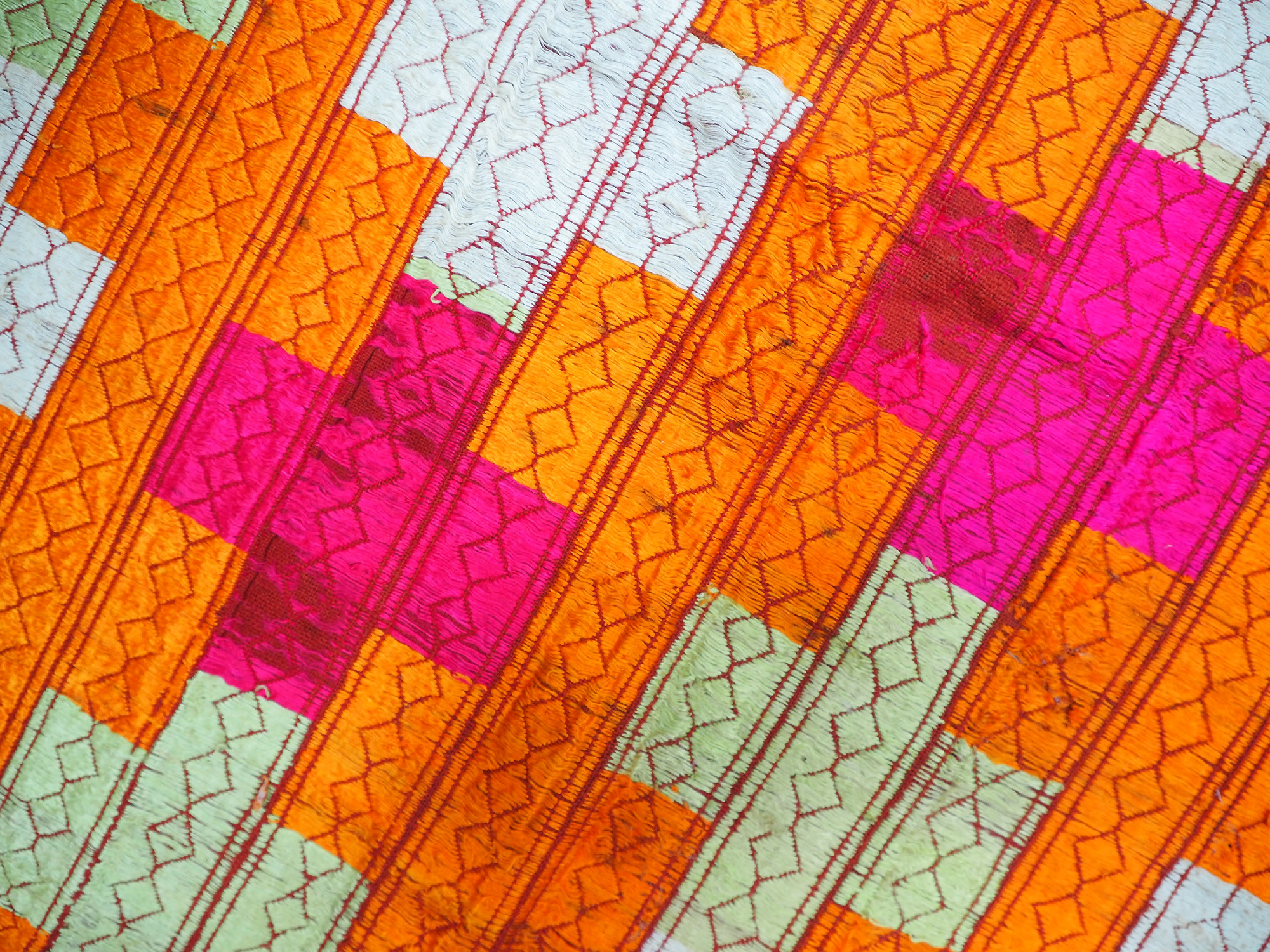 260 x135 cm sehr seltener antike 19. Jahrhundert seiden Pulkari Stickerei Schal Die traditionelle Stickerei von Punjab, Indien  20/A