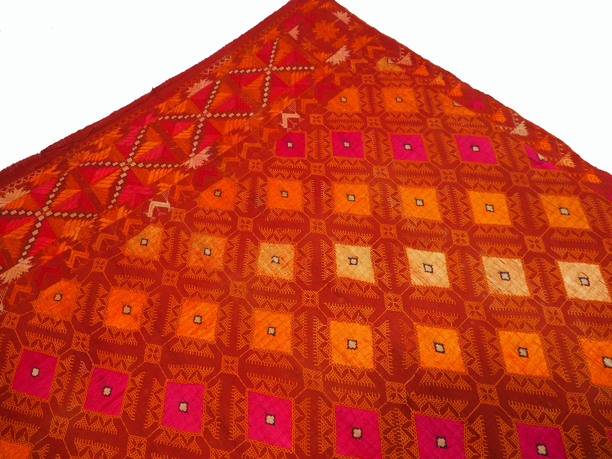 The Traditional Embroidery of Punjab India antique embroidered Pulkari shawl 19 cent. 20/B