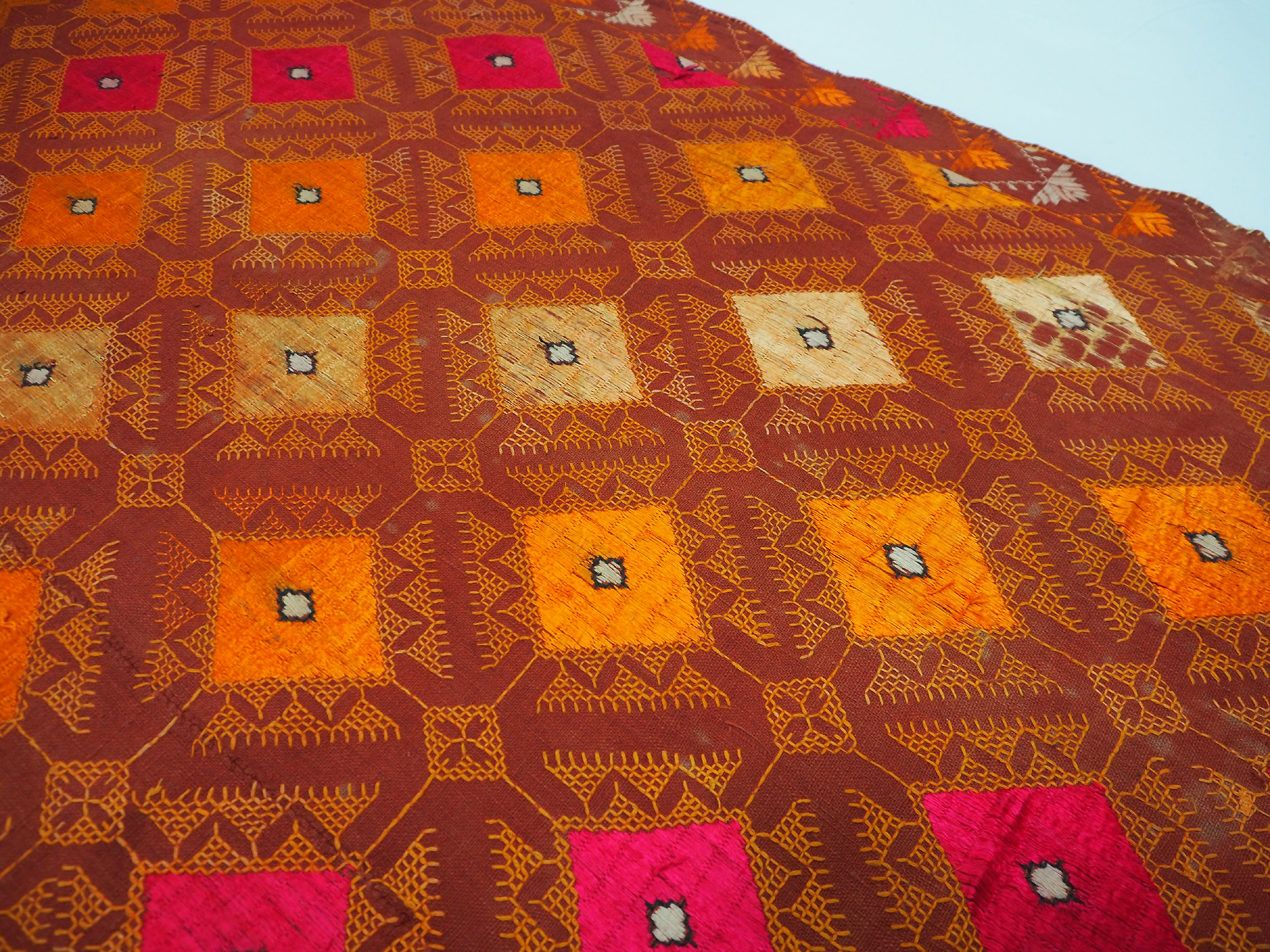 The Traditional Embroidery of Punjab India antique embroidered Pulkari shawl 19 cent. 20/B