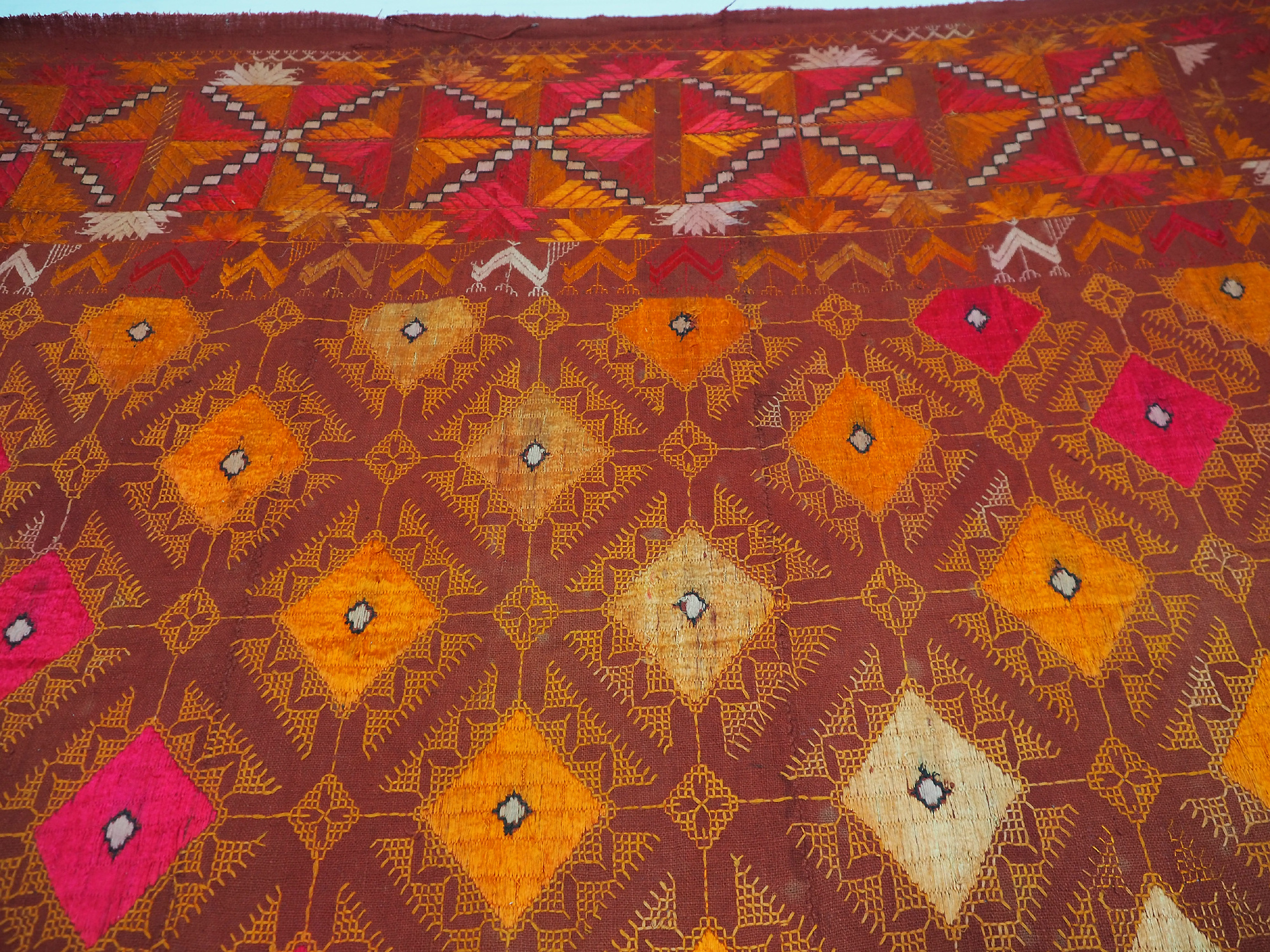 The Traditional Embroidery of Punjab India antique embroidered Pulkari shawl 19 cent. 20/B