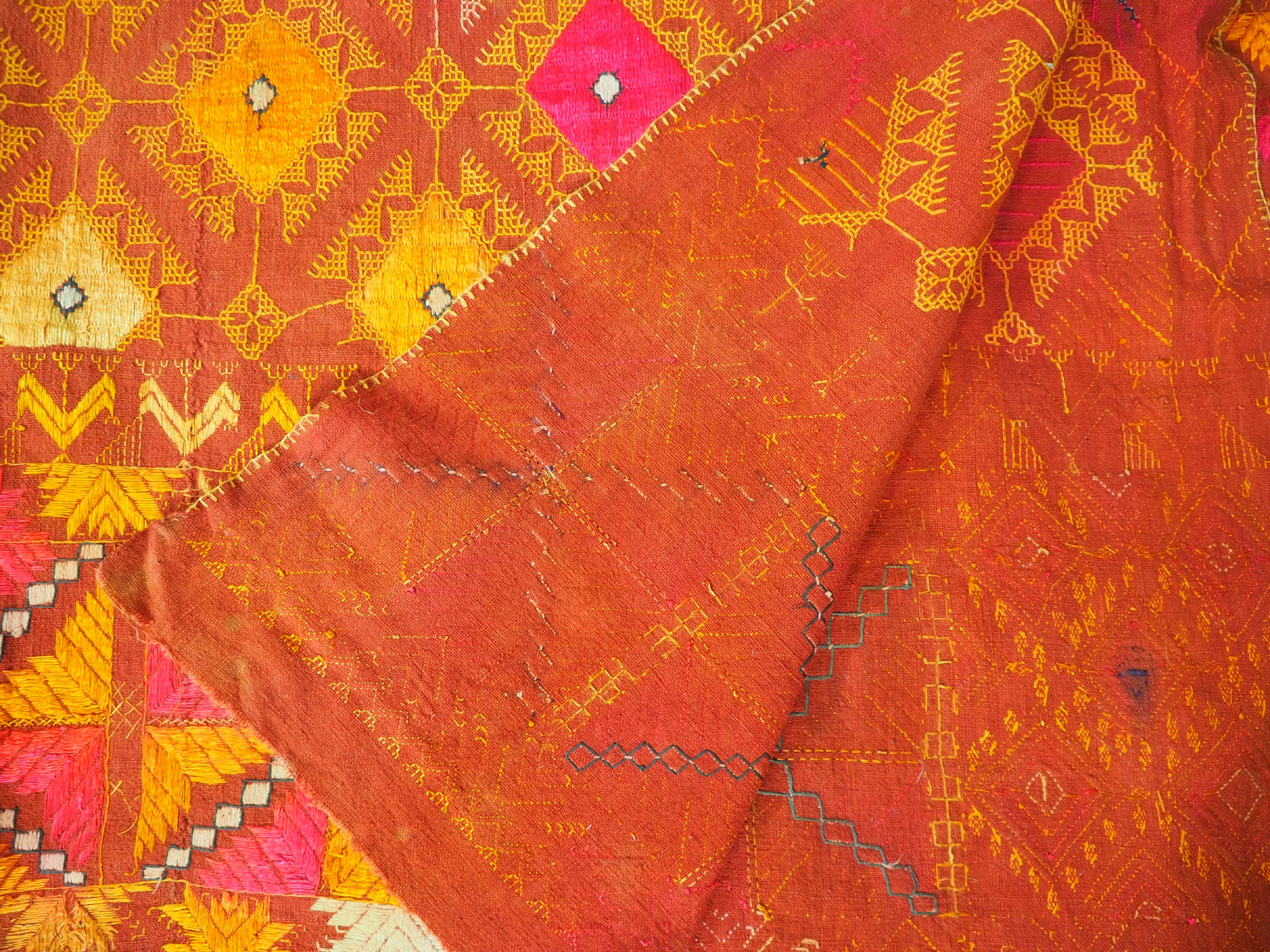 The Traditional Embroidery of Punjab India antique embroidered Pulkari shawl 19 cent. 20/B