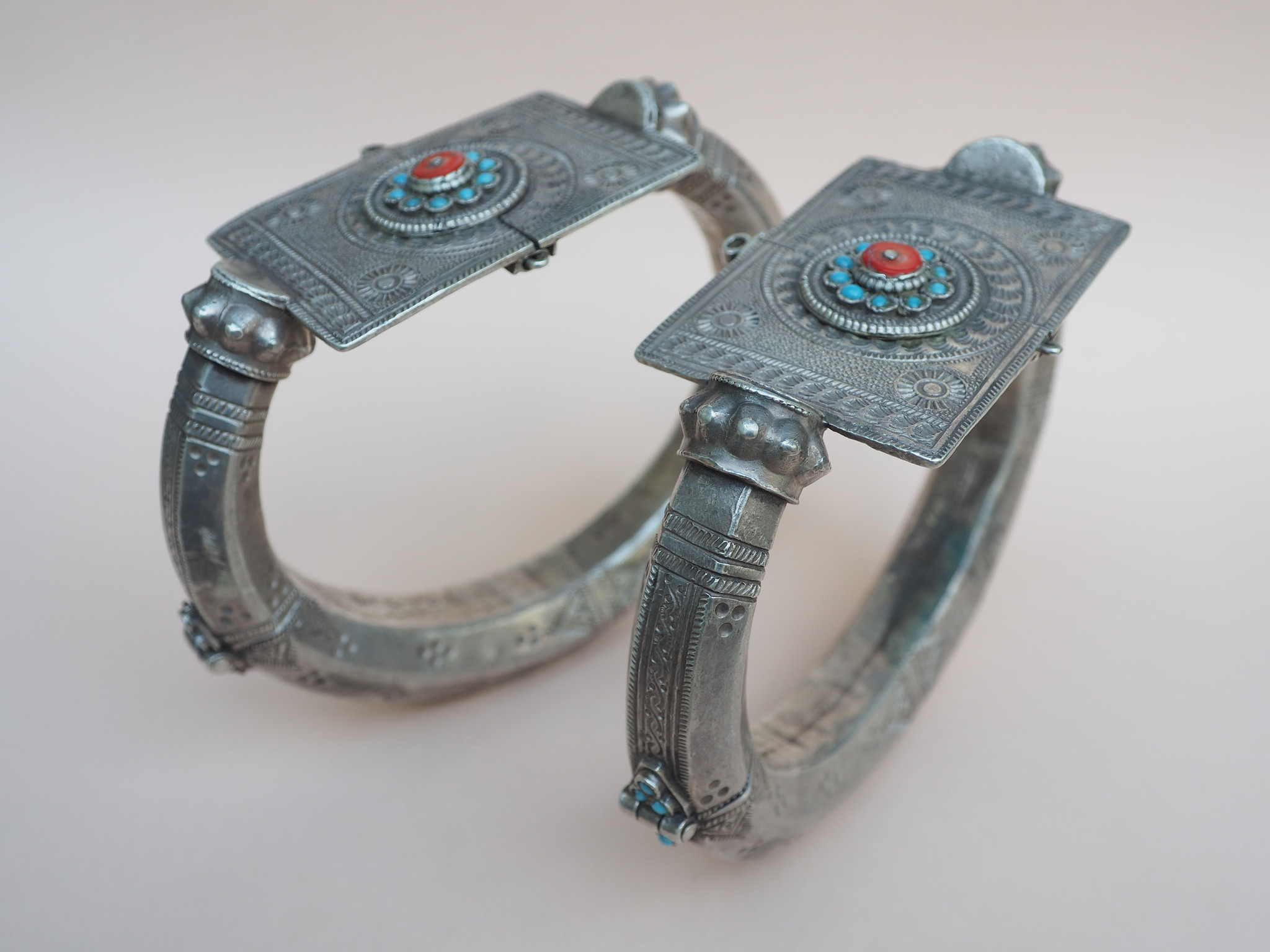 ein Paar Antike handgemachte Vintage Fußreifen Manschette Armband Multan und Sindh Pakistan Jhanjhar Türkis und Korallen Armreifen Nr-21/WL3