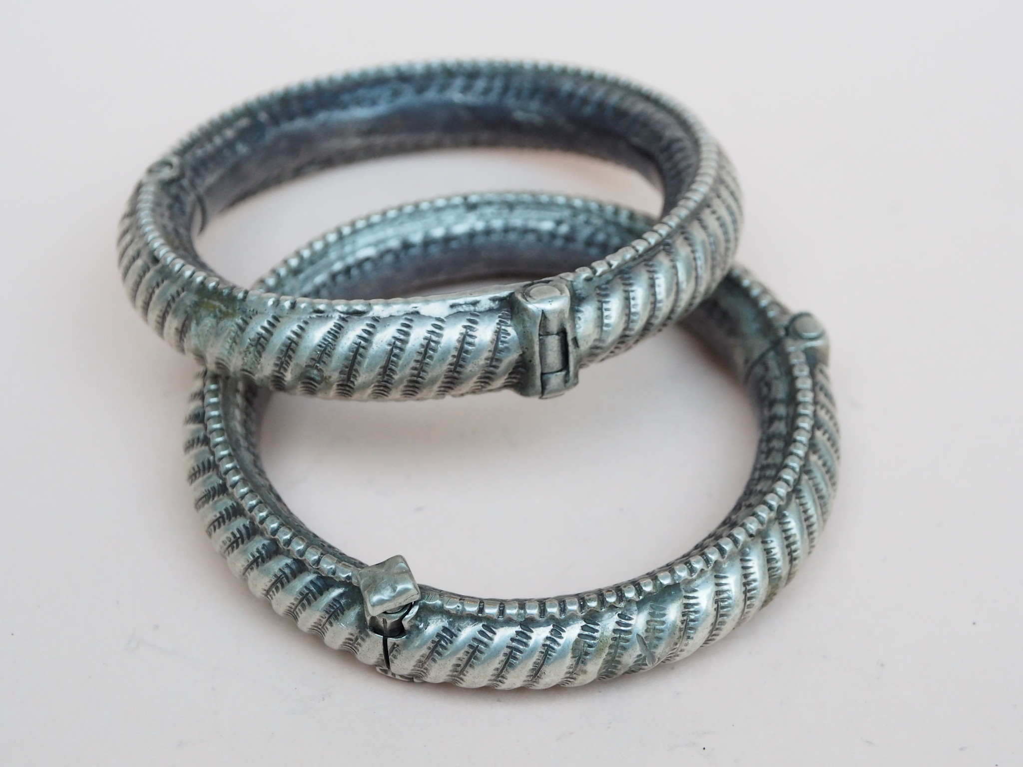 Ein Paar außergewöhnliche antike Silberarmbänder aus Sindh, Pakistan oder Gujarat Indien   Nr-21/WL2