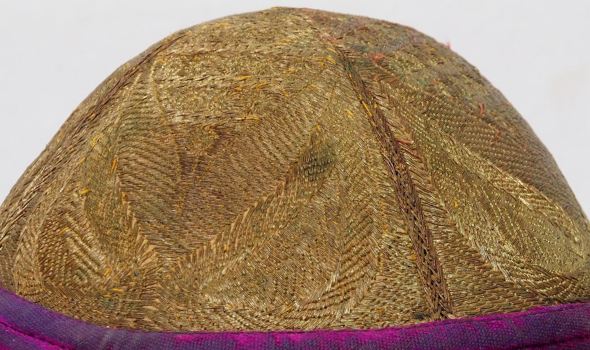 antik und sehr seltener Afghan nomaden Khyber Pass Stammes- Samthut mit Metallic-Stickerei Hochzeit Samt Hut Mütze  aus Afghanistan  Zari
