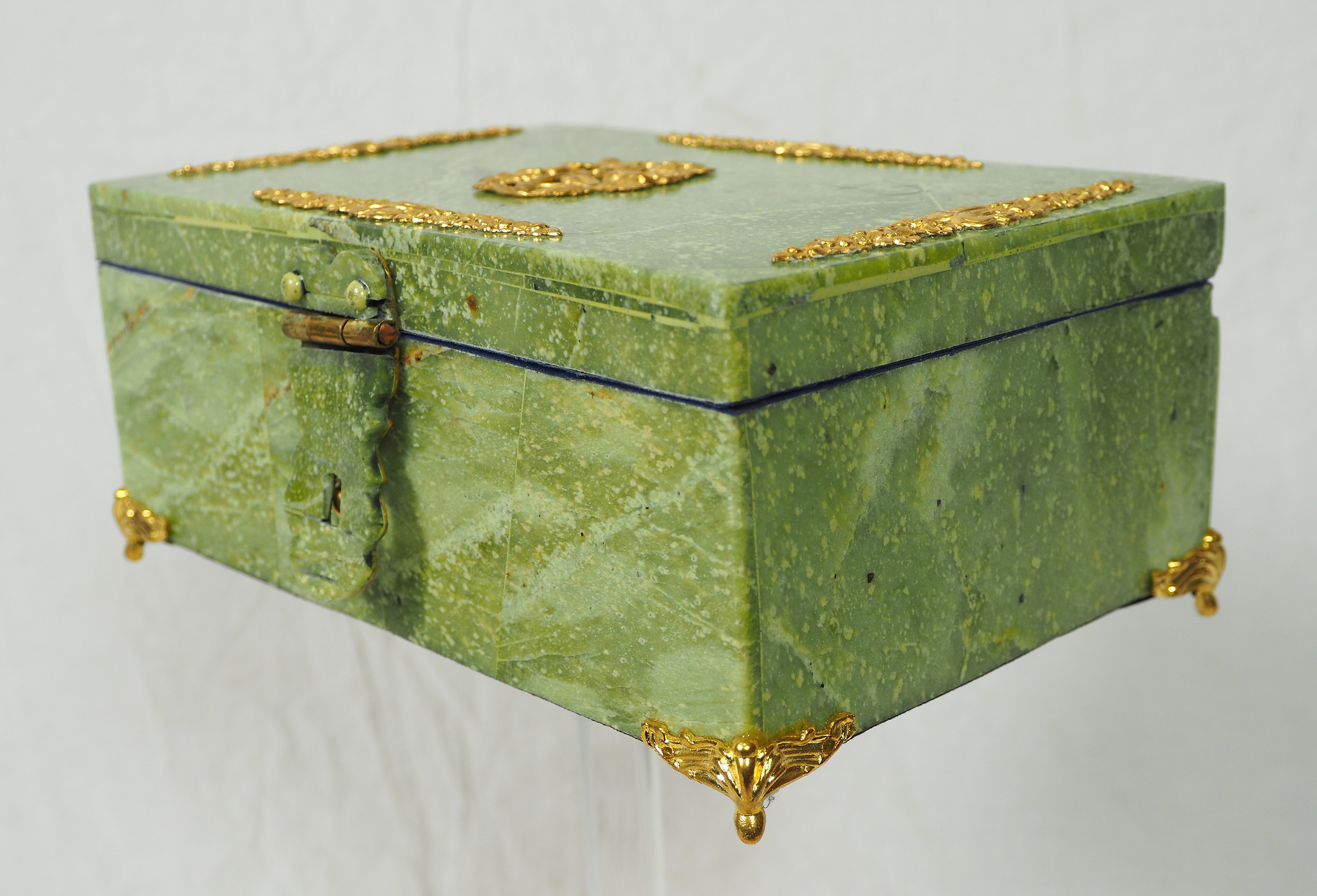 Hand Crafted  olive green serpentine Gemstone shahmaqsud box Candy Dish With Lid and Brass decoration from Afghanistan. 21/C