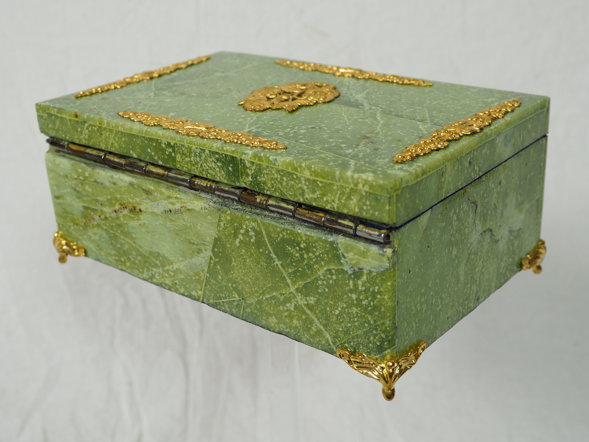 Hand Crafted  olive green serpentine Gemstone shahmaqsud box Candy Dish With Lid and Brass decoration from Afghanistan. 21/C