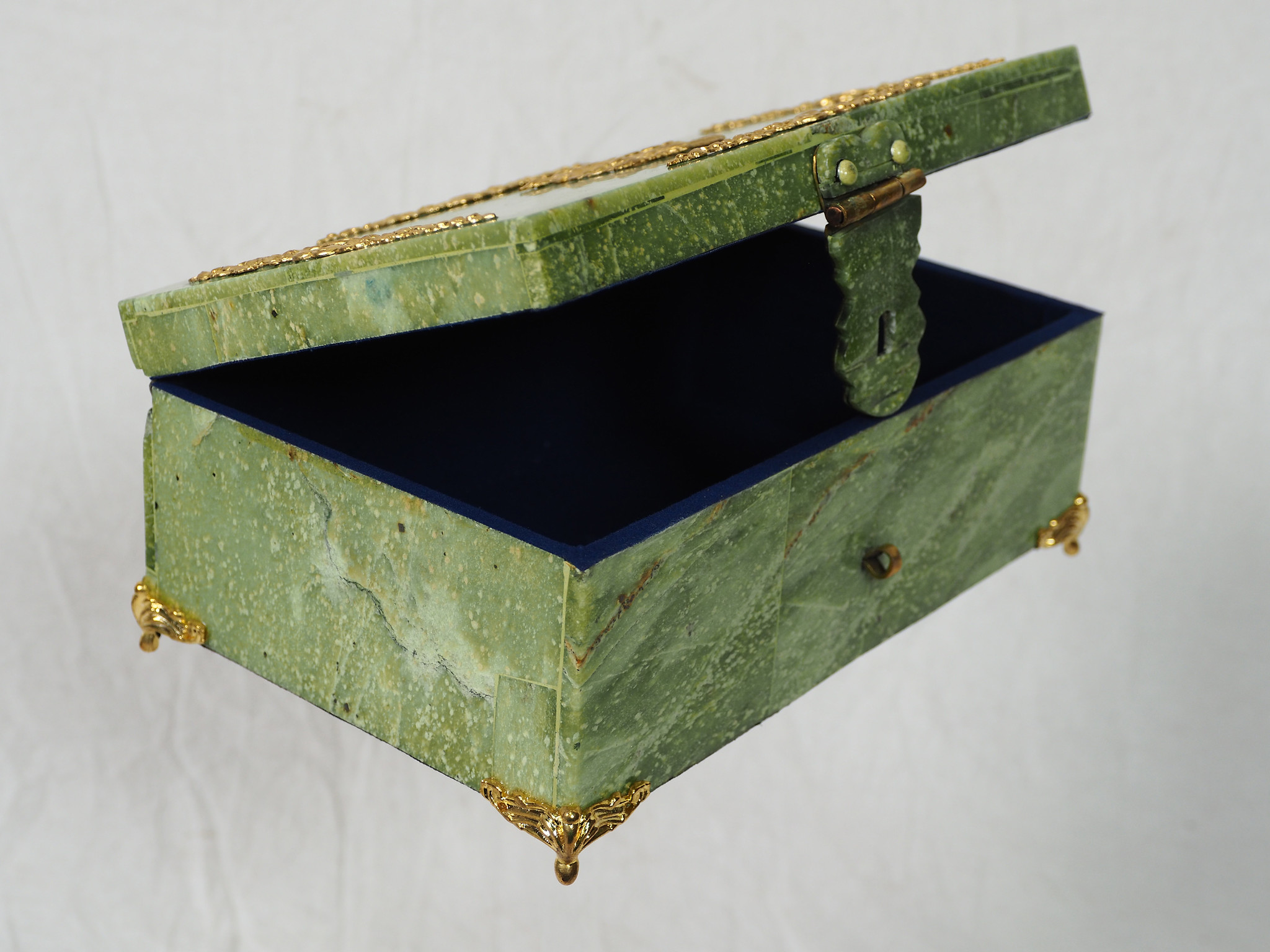 Hand Crafted  olive green serpentine Gemstone shahmaqsud box Candy Dish With Lid and Brass decoration from Afghanistan. 21/C