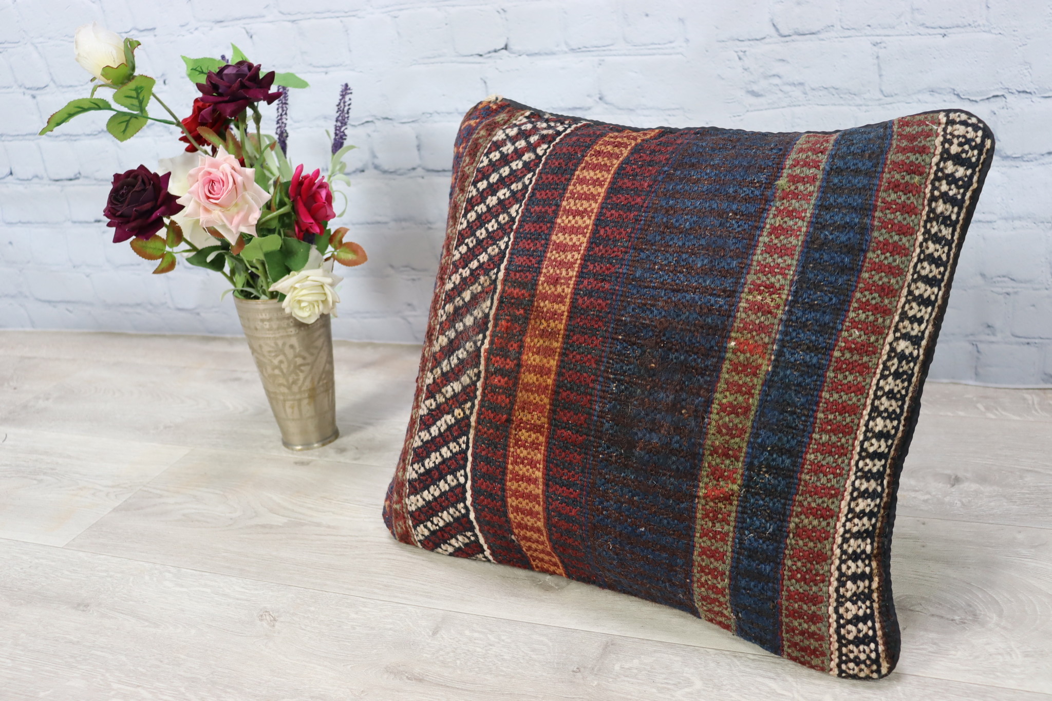 https://cdn.webshopapp.com/shops/127908/files/403211013/nomad-kilim-pillowcase-from-afghanistan-noks-e.jpg