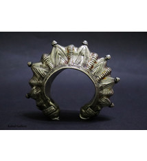 Ein antike Gokhru armreifen armbänder aus  Swat tall Kohistan Nordpakistan Gokhru .