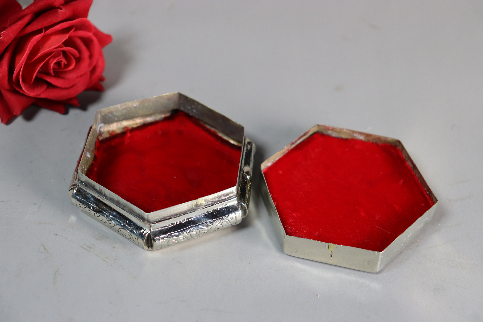 vintage Hand Crafted stunning Afghan Pillbox Box brass Lapis lazuli Gemstone decorated from Afghanistan No:IT54-63