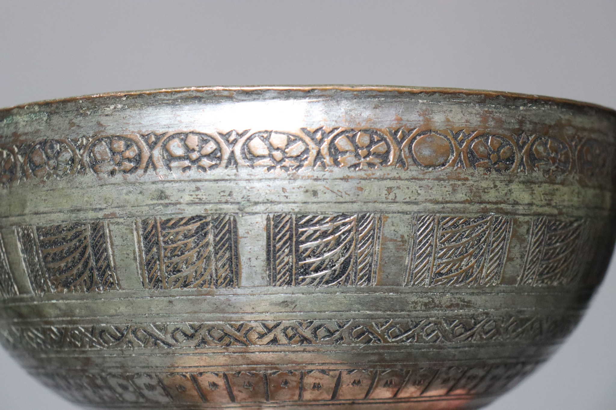 Antike islamische nahöstliche Schale aus verzinntem Kupfer mit Gravur Nr.: 22/ 4