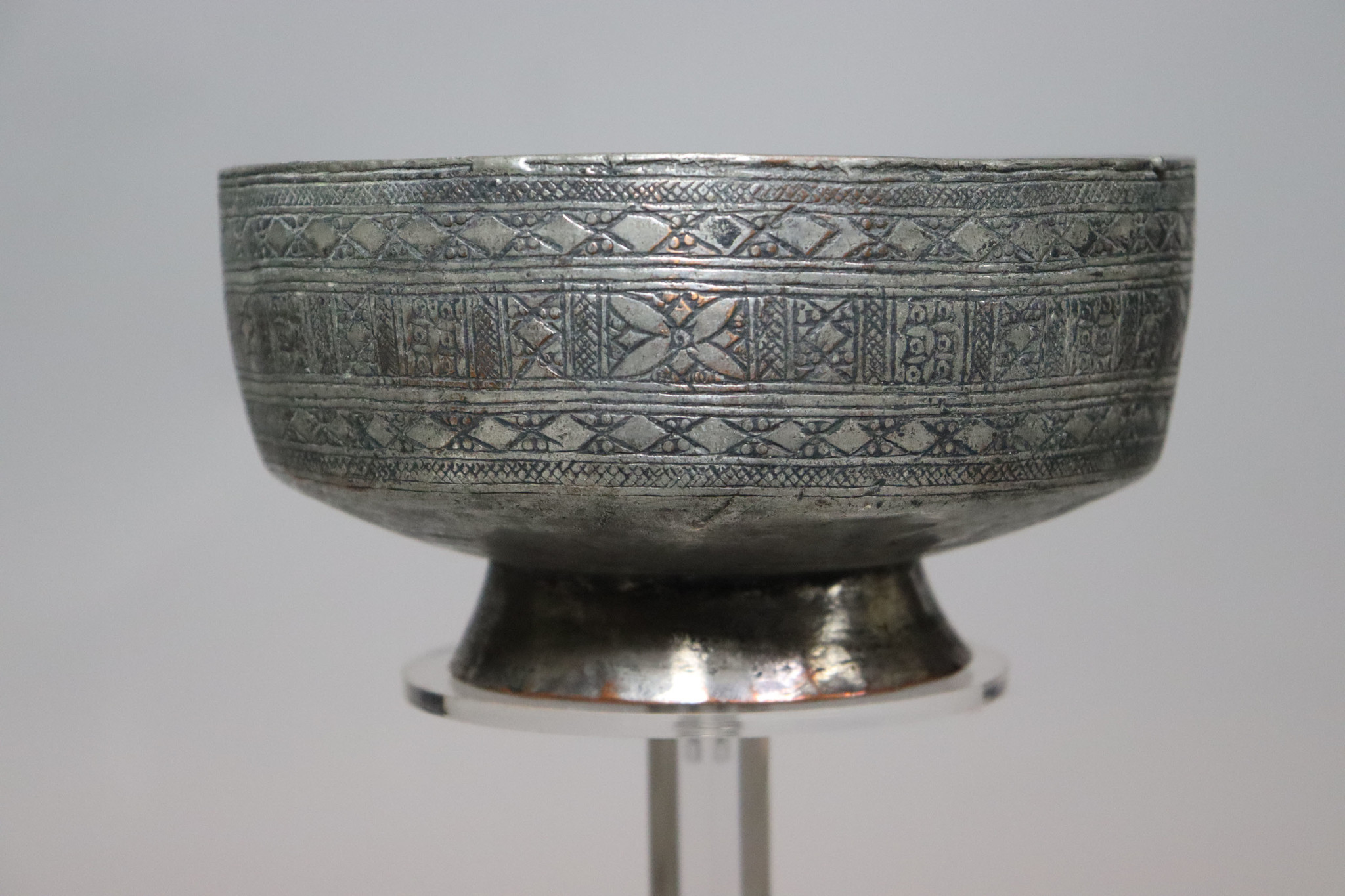 Antike islamische nahöstliche Schale aus verzinntem Kupfer mit Gravur Nr.: 22/15