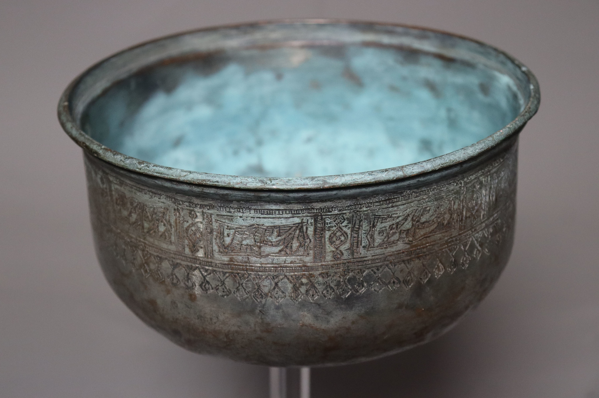 Antike islamische nahöstliche Schale aus verzinntem Kupfer mit Gravur Nr.: 22/18