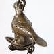 hängende Öllampe aus Bronzeguss in Form einer wunderschönen mythischen Vogel-Pfau-Figur mit Aufhängerkette.