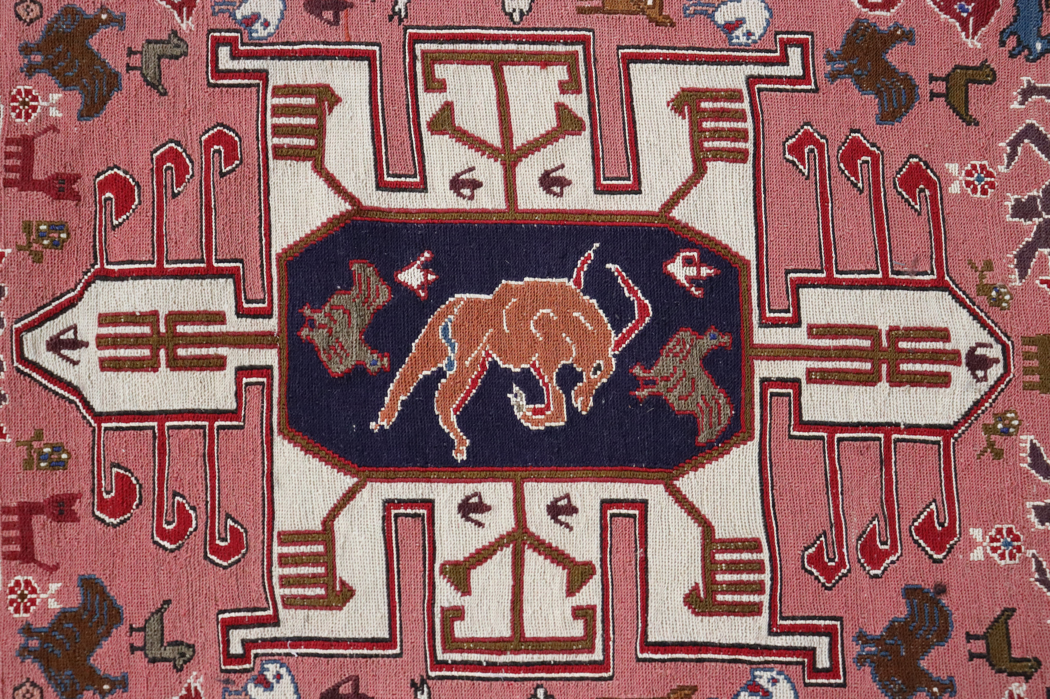 140x105 cm antik orientalische sumakh Kelim Pferdedecke , Wolle, gesticktes Dekor mit tier motiven