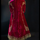 Samt- und goldbesticktes Kleid von Hazara red