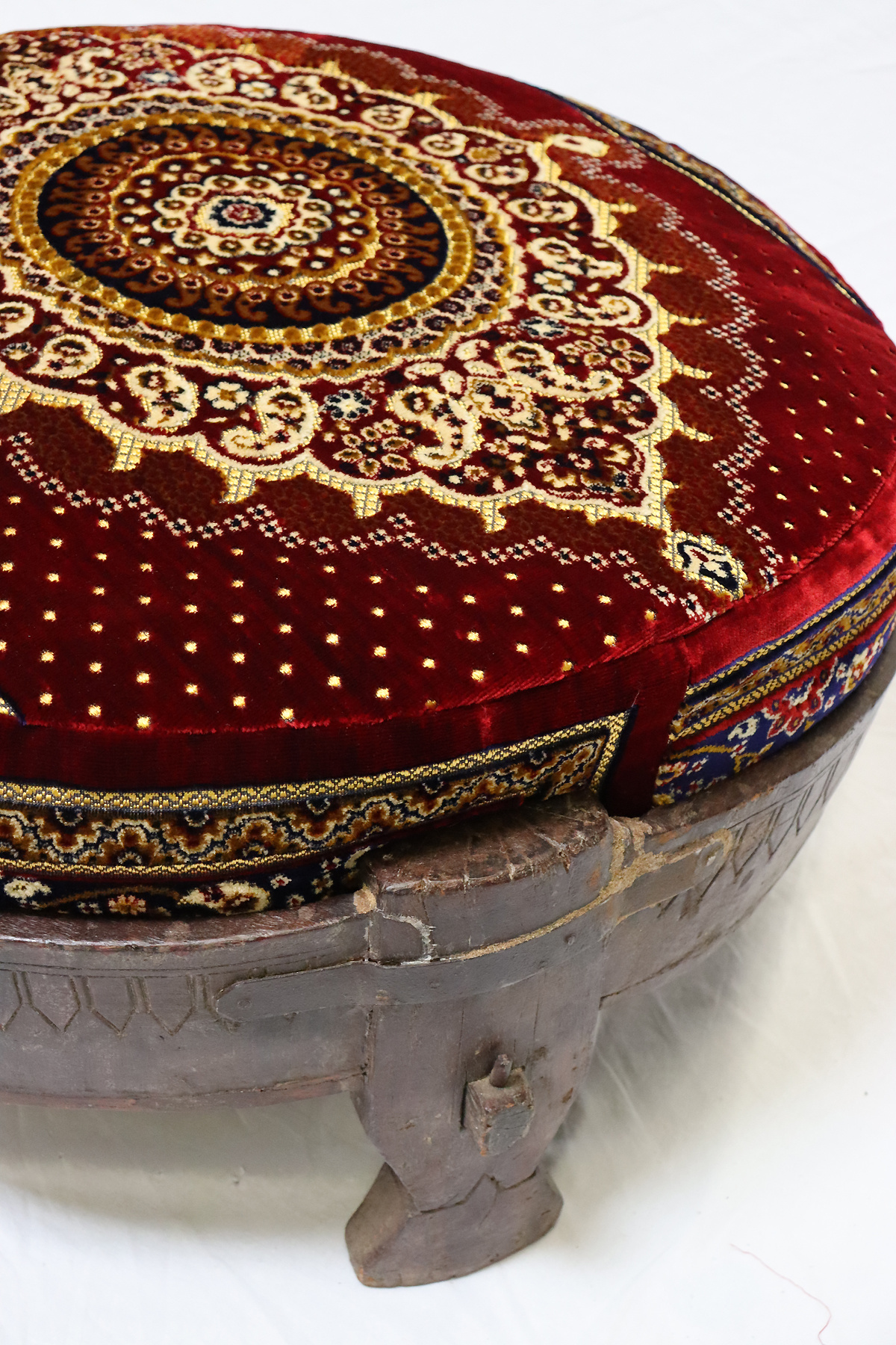 Antik orient indien Stuhl Hocker holz und samtweichen Teppich  Chakki 'Reismühlentisch' aus Holz und Eisen Couchtisch Hocker oder Ottomane