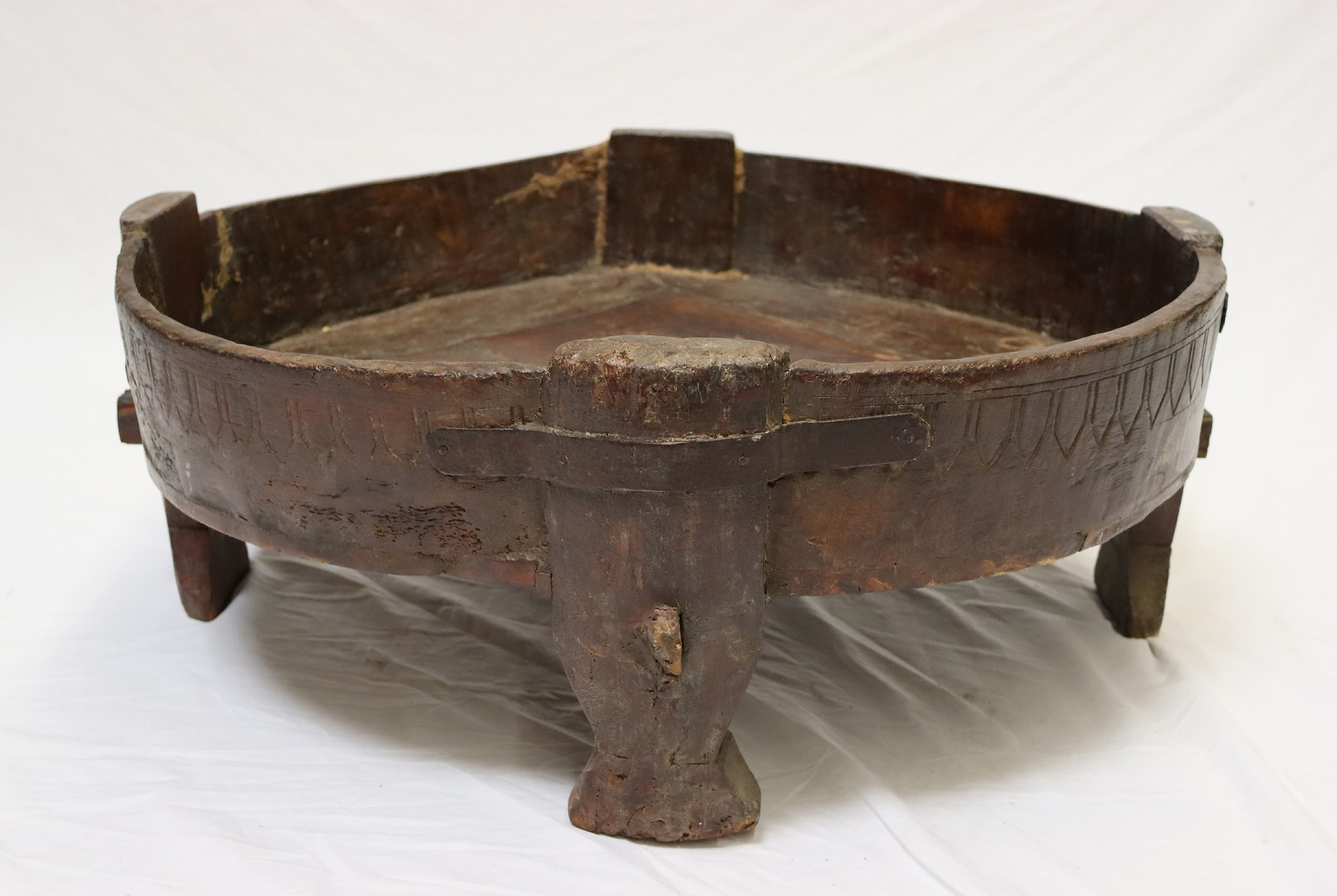 Antik orient indien Stuhl Hocker holz und samtweichen Teppich  Chakki 'Reismühlentisch' aus Holz und Eisen Couchtisch Hocker oder Ottomane