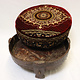 Antik orient indien Stuhl Hocker holz und samtweichen Teppich  Chakki 'Reismühlentisch' aus Holz und Eisen Couchtisch Hocker oder Ottomane