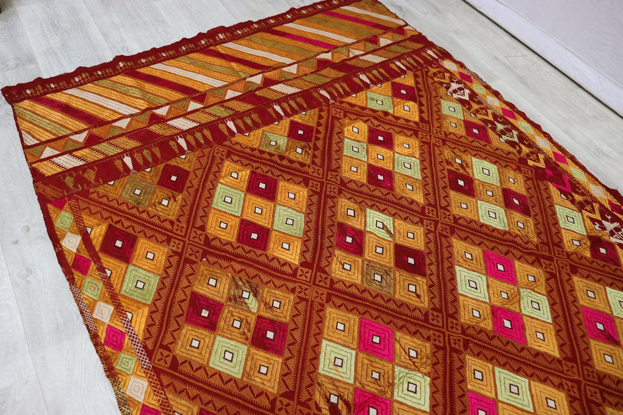 222x124  cm sehr seltener antike 19. Jahrhundert seiden Pulkari Stickerei Schal Die traditionelle Stickerei von Punjab, Indien  UZ/28