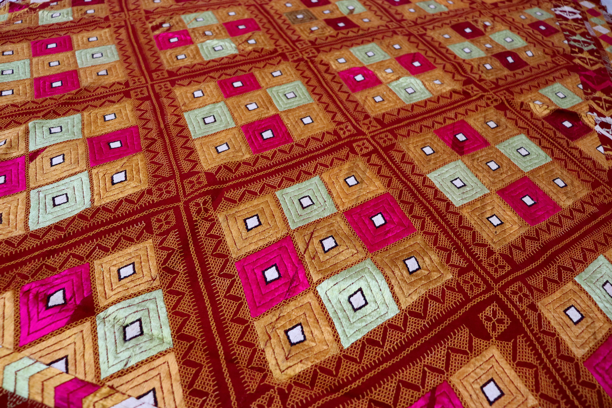 222x124  cm sehr seltener antike 19. Jahrhundert seiden Pulkari Stickerei Schal Die traditionelle Stickerei von Punjab, Indien  UZ/28