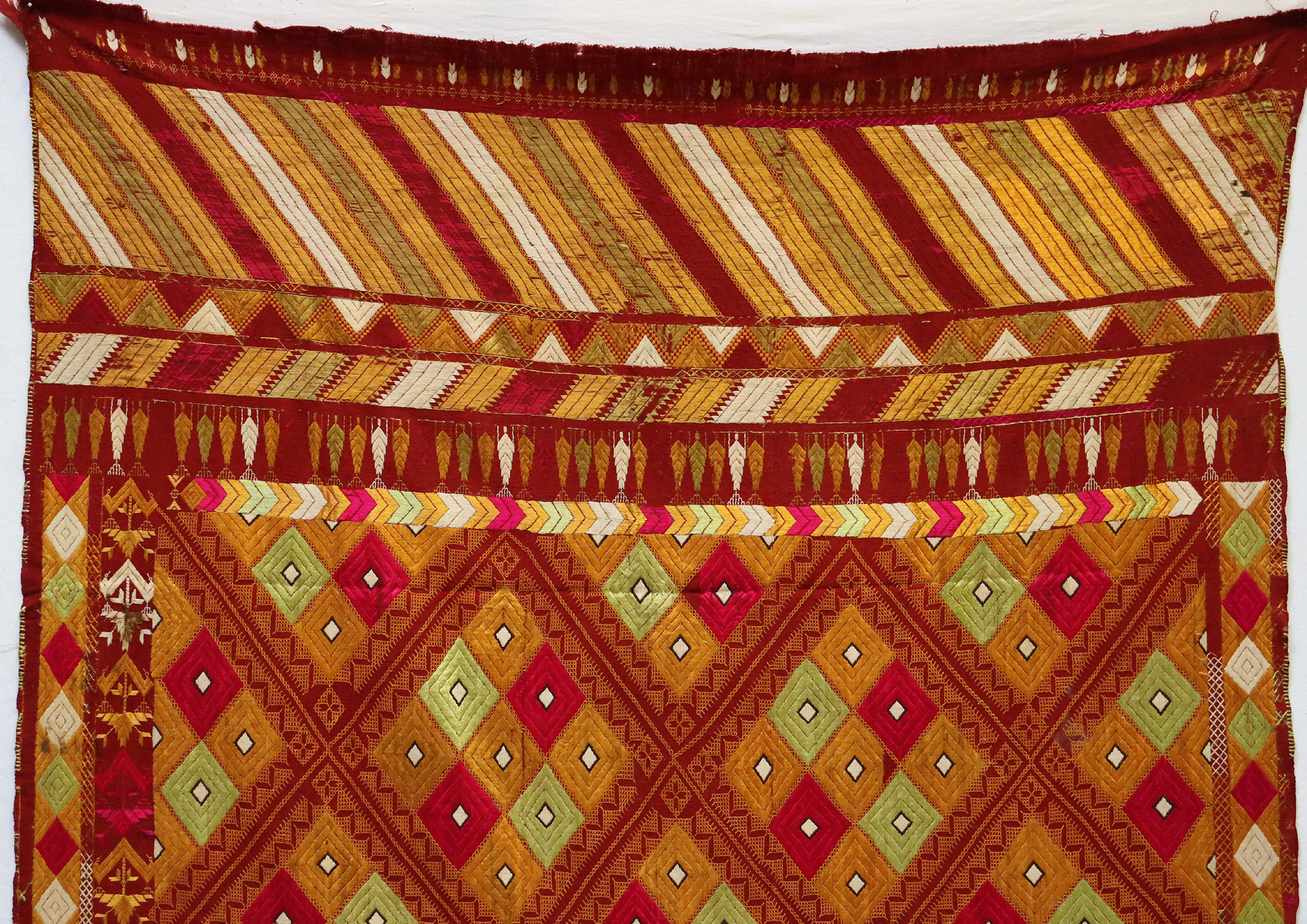 222x124  cm sehr seltener antike 19. Jahrhundert seiden Pulkari Stickerei Schal Die traditionelle Stickerei von Punjab, Indien  UZ/28