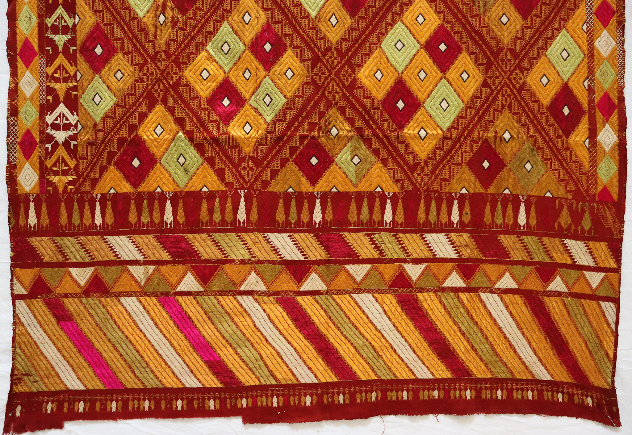 222x124  cm sehr seltener antike 19. Jahrhundert seiden Pulkari Stickerei Schal Die traditionelle Stickerei von Punjab, Indien  UZ/28
