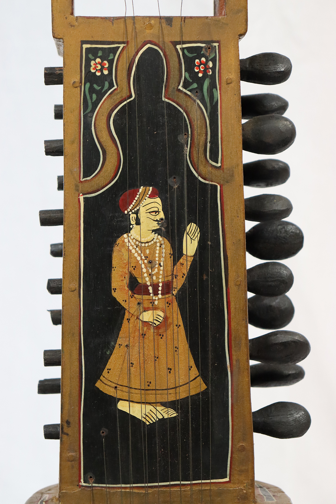 antikes Orient exotisches Musikinstrument indische handbemalte figurative Volkskunst Sarangi Saiteninstrument Rajasthani Banjara