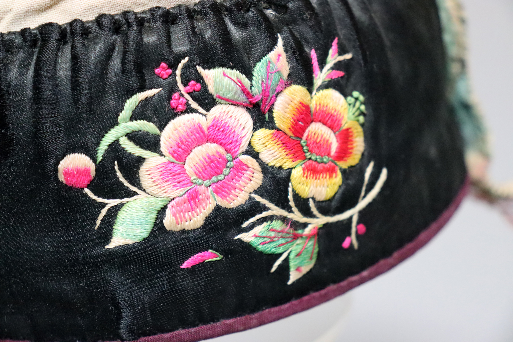 Antiker chinesischer Miao-Hut aus Seide, bestickt, Baby-Mütze No:22/26