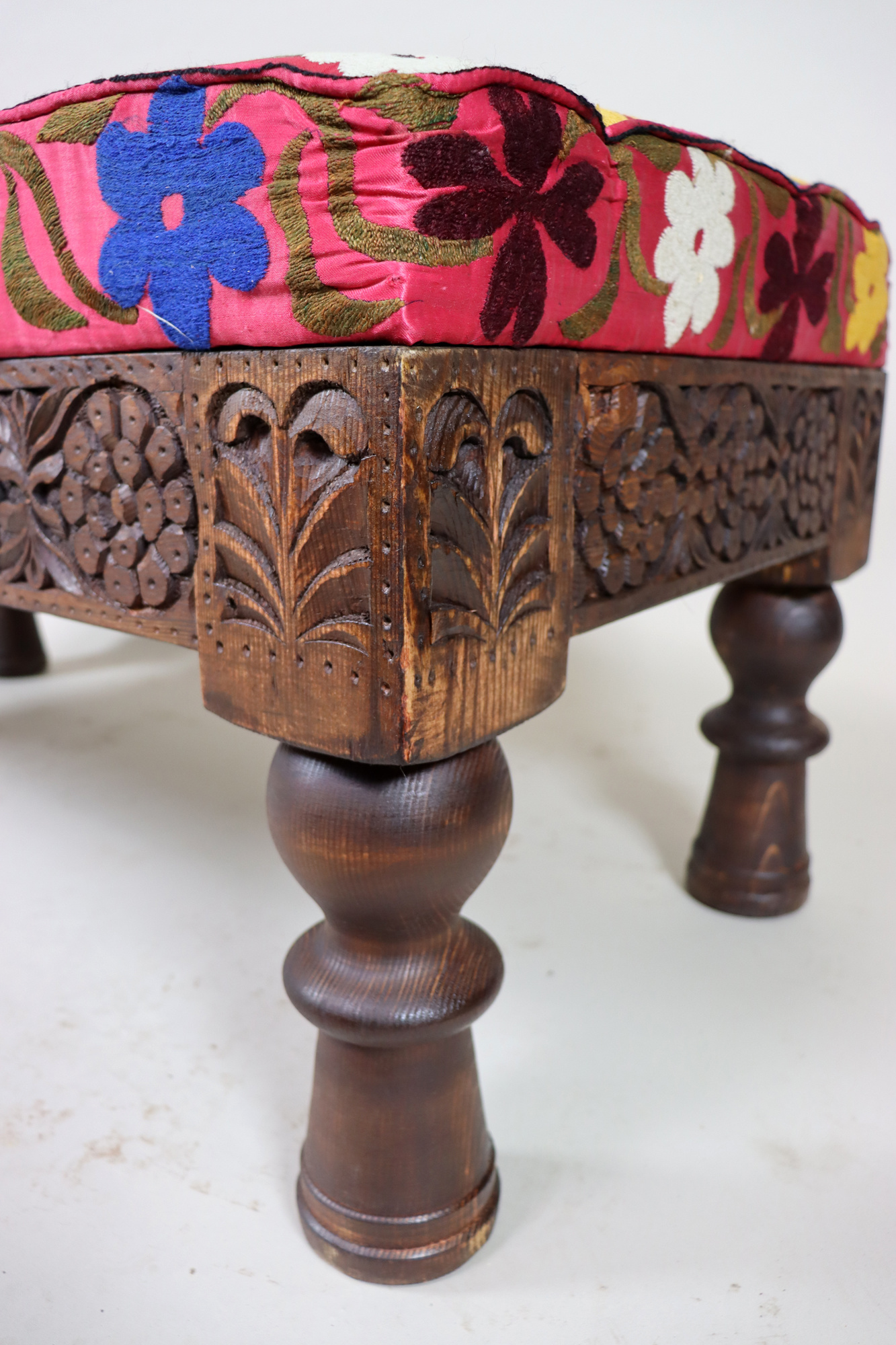 orientalische handgeschnitzte Massivholz orient ottoman Polsterbank Sessel sofa Bank Stuhl Couch Hocker Sitzbank mit Suzani Polsterung 23C