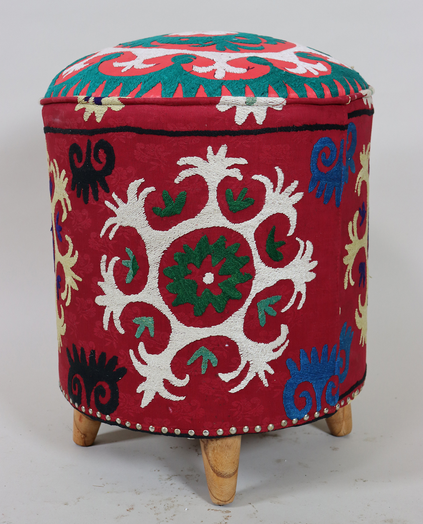 Vintage orientalische luxuriöse Suzani Hocker Stuhl Sitzhocker Sitzkissen cushion Stool Pouf mit antike Suzani Polsterung Afghanistan 23/C