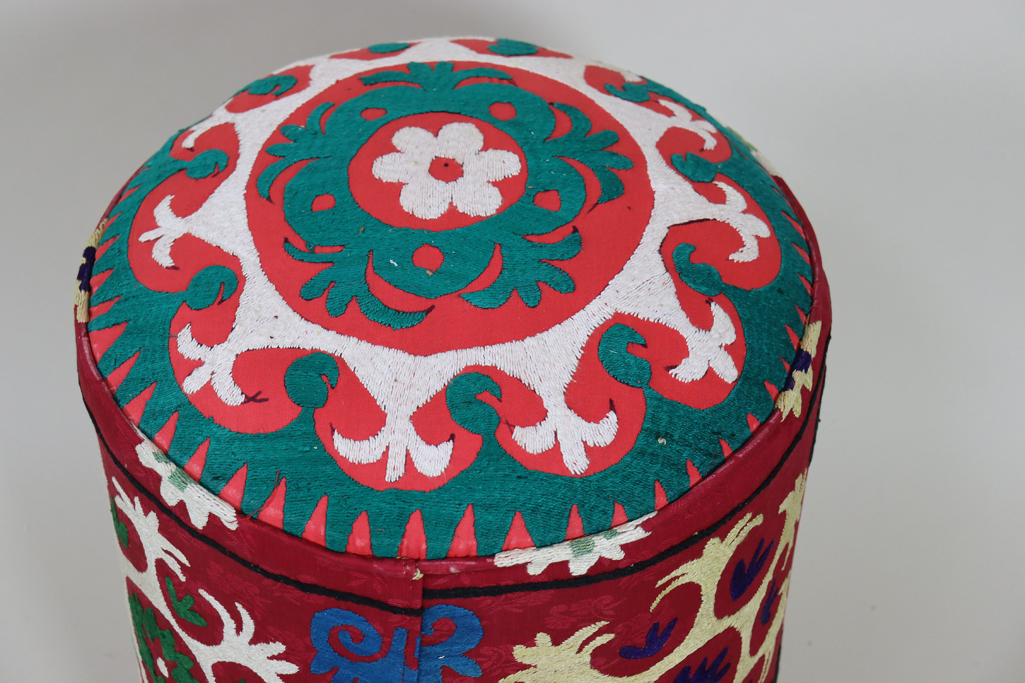 Vintage orientalische luxuriöse Suzani Hocker Stuhl Sitzhocker Sitzkissen cushion Stool Pouf mit antike Suzani Polsterung Afghanistan 23/C