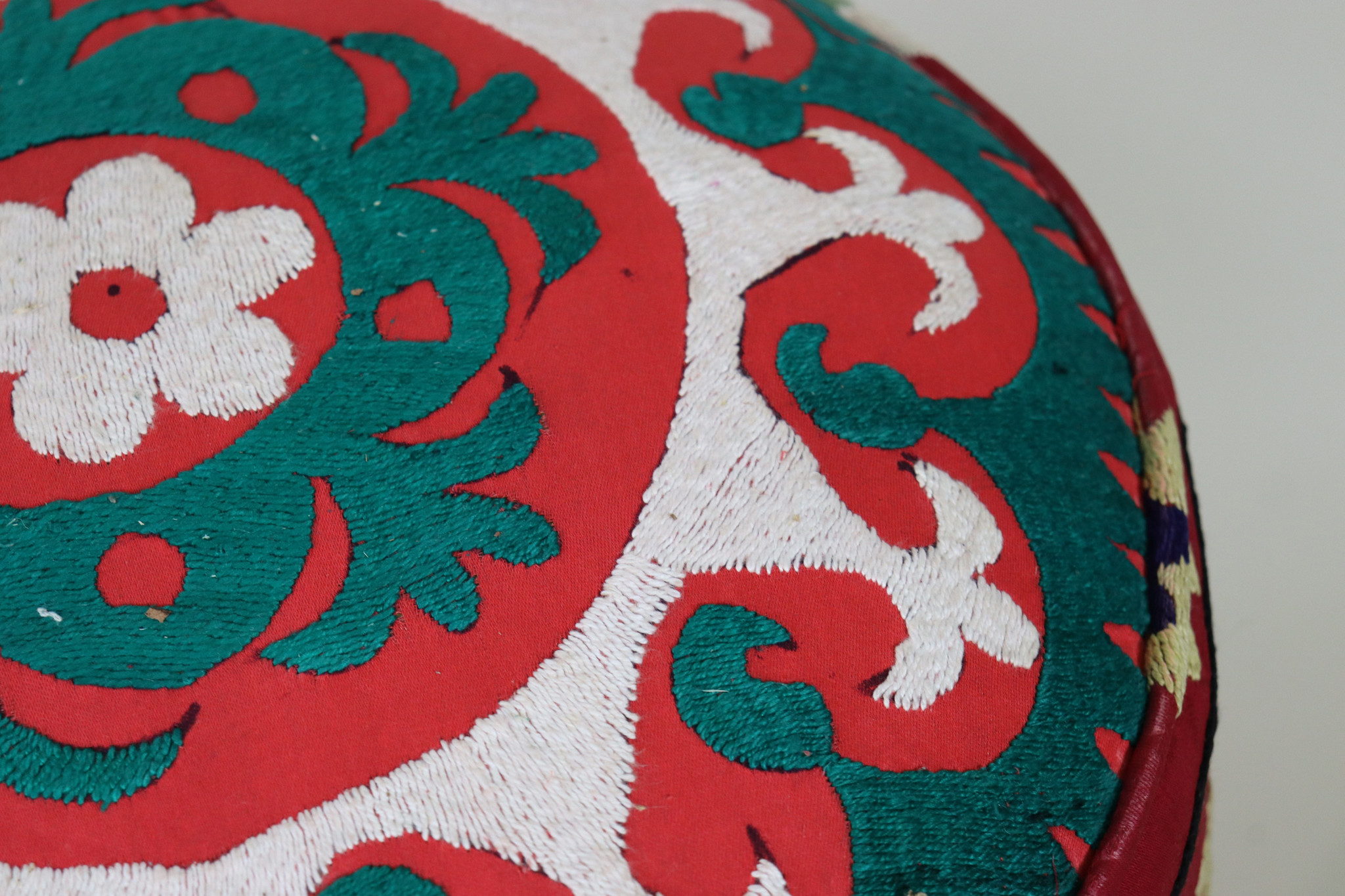 Vintage orientalische luxuriöse Suzani Hocker Stuhl Sitzhocker Sitzkissen cushion Stool Pouf mit antike Suzani Polsterung Afghanistan 23/C