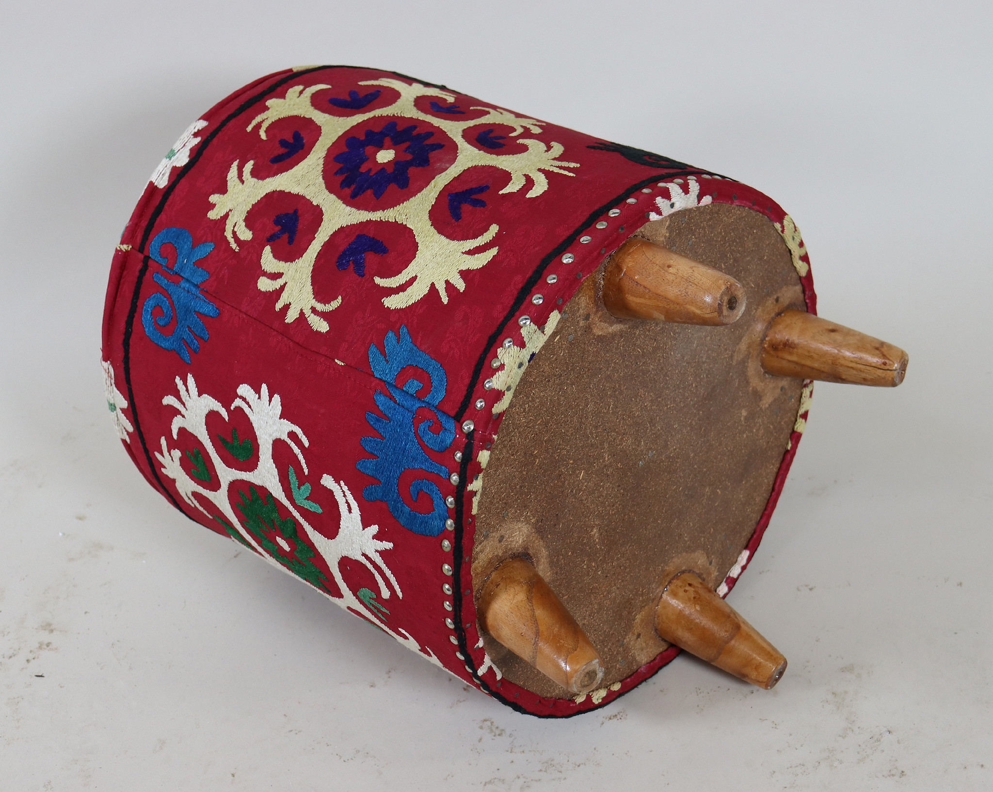 Vintage orientalische luxuriöse Suzani Hocker Stuhl Sitzhocker Sitzkissen cushion Stool Pouf mit antike Suzani Polsterung Afghanistan 23/C