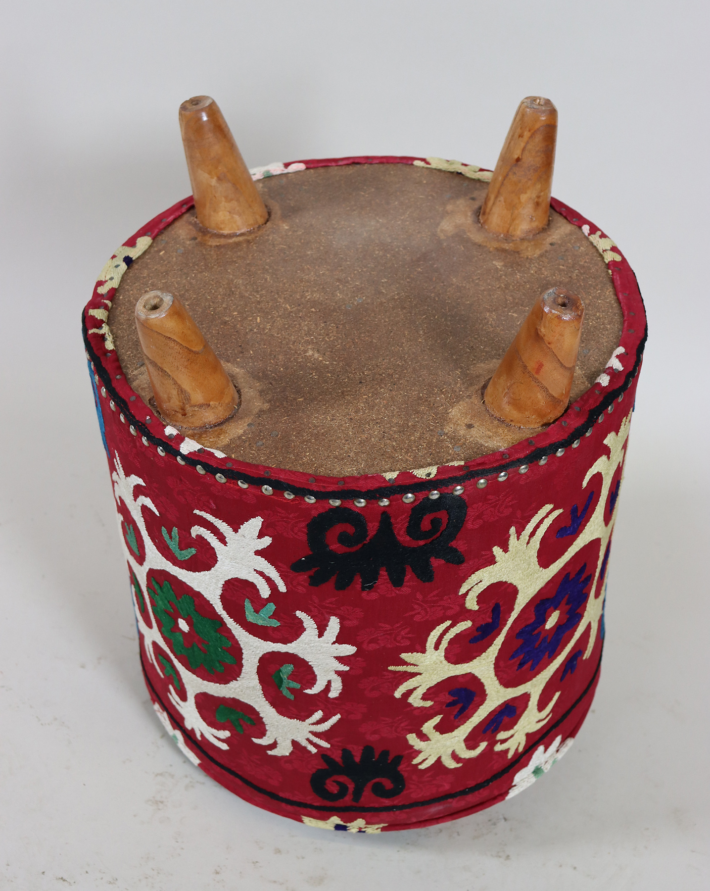 Vintage orientalische luxuriöse Suzani Hocker Stuhl Sitzhocker Sitzkissen cushion Stool Pouf mit antike Suzani Polsterung Afghanistan 23/C