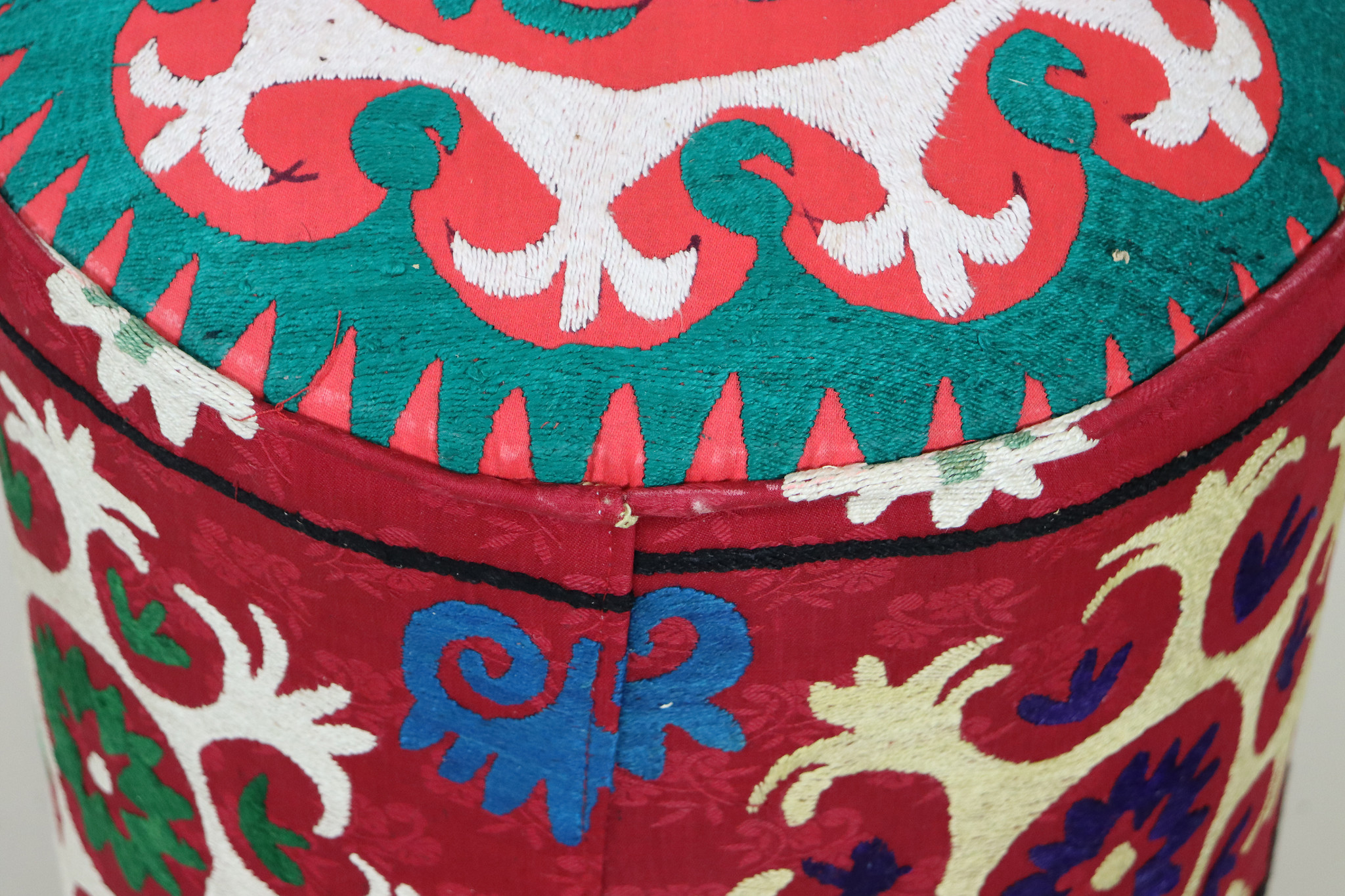 Vintage orientalische luxuriöse Suzani Hocker Stuhl Sitzhocker Sitzkissen cushion Stool Pouf mit antike Suzani Polsterung Afghanistan 23/C