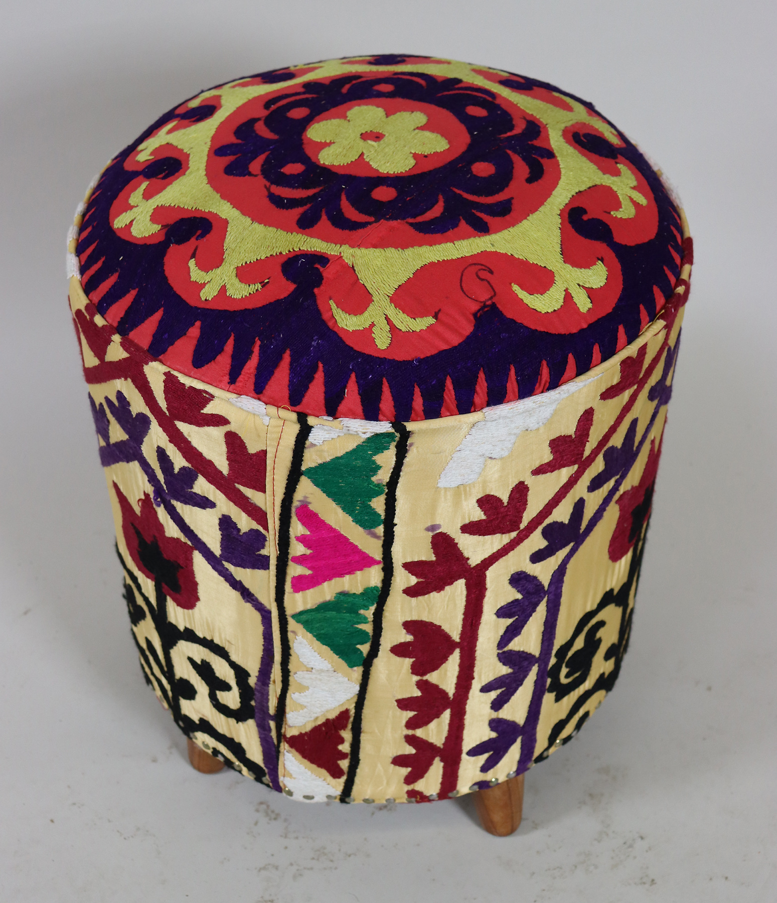 Vintage orientalische luxuriöse Suzani Hocker Stuhl Sitzhocker Sitzkissen cushion Stool Pouf mit antike Suzani Polsterung Afghanistan 23/D