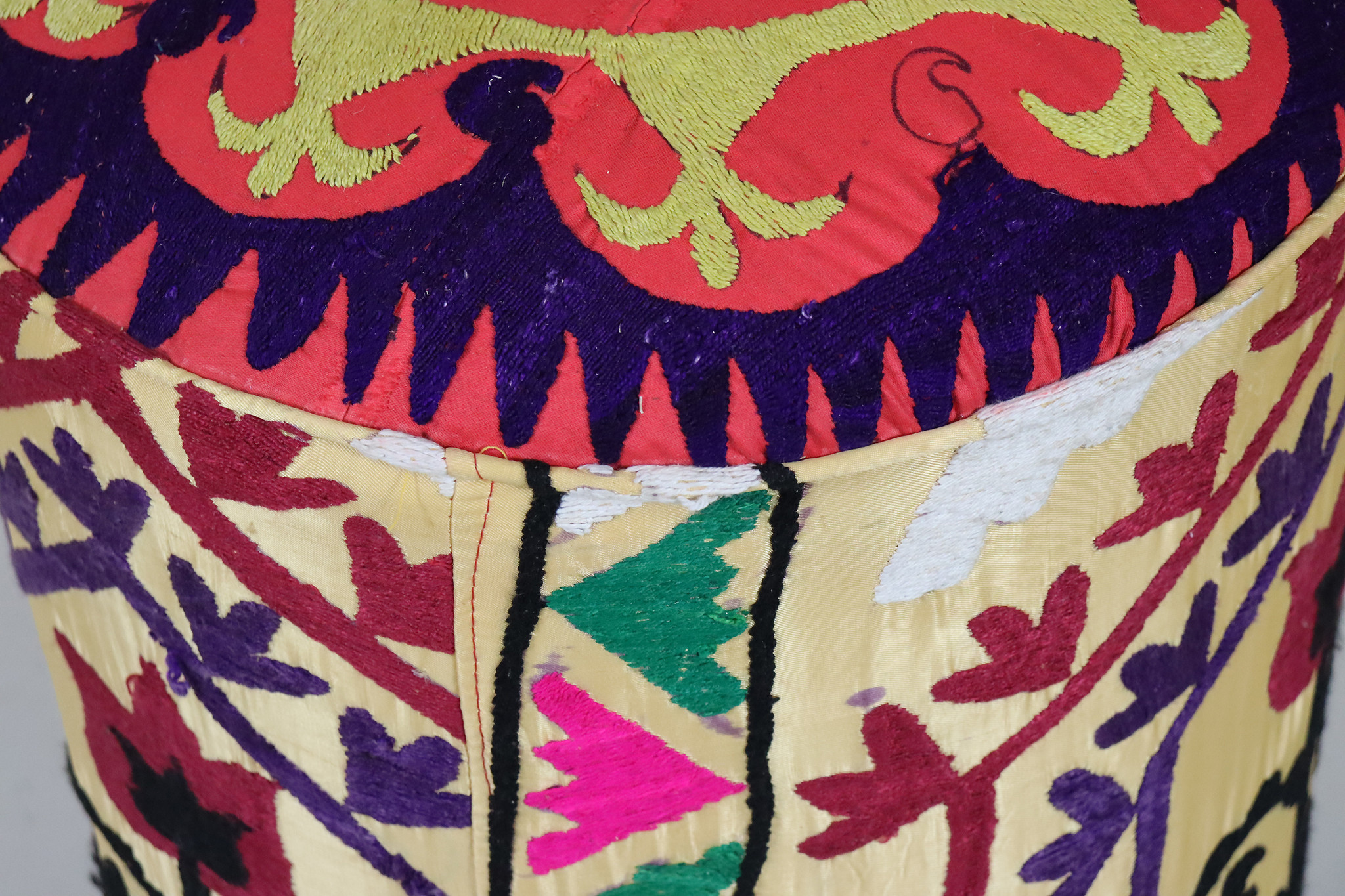 Vintage orientalische luxuriöse Suzani Hocker Stuhl Sitzhocker Sitzkissen cushion Stool Pouf mit antike Suzani Polsterung Afghanistan 23/D