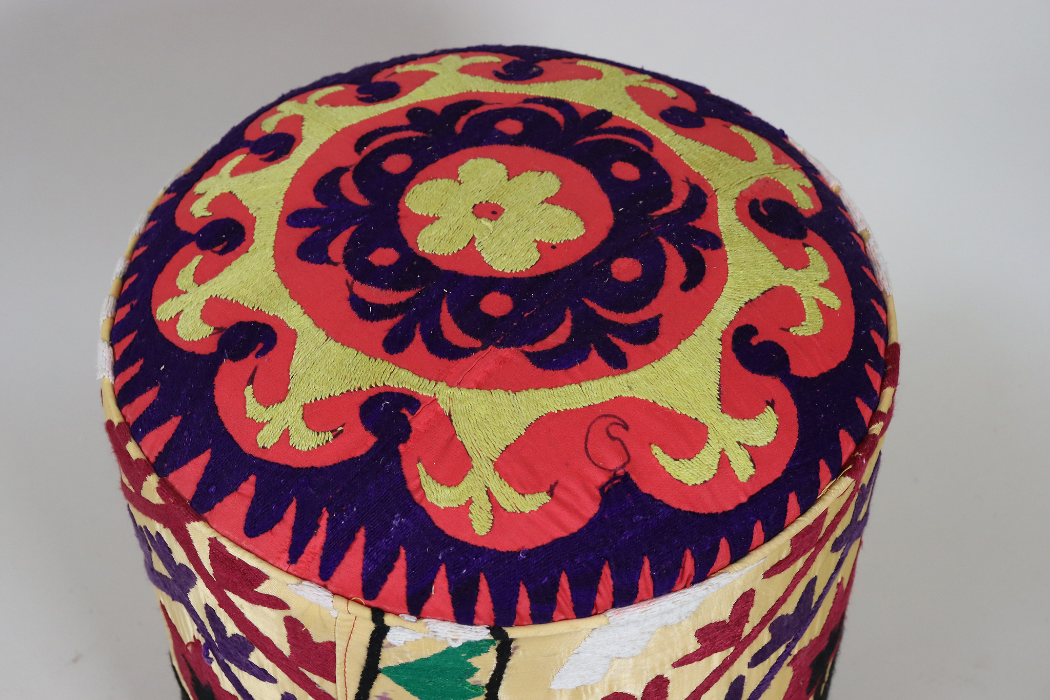 Vintage oriental luxurious Suzani stool chair stool seat cushion cushion stool pouf with antique Suzani upholstery Afghanistan 23/D