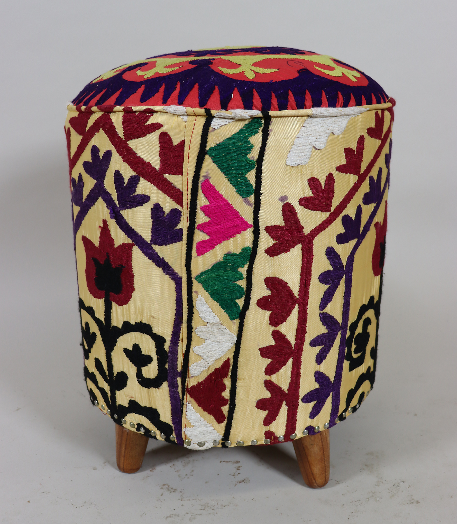 Vintage orientalische luxuriöse Suzani Hocker Stuhl Sitzhocker Sitzkissen cushion Stool Pouf mit antike Suzani Polsterung Afghanistan 23/D