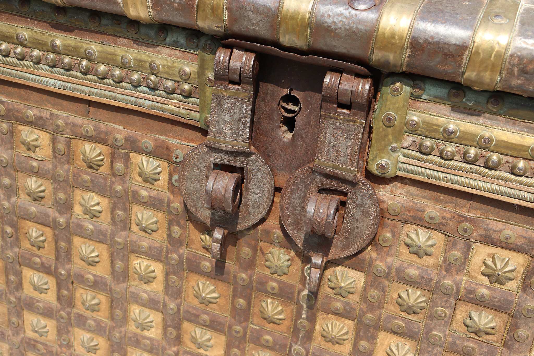 antique Huge very heavy Indian wedding Chest Dowry Chest Hope Chest Marriage Chest ,  on Wheels Rajasthan  india