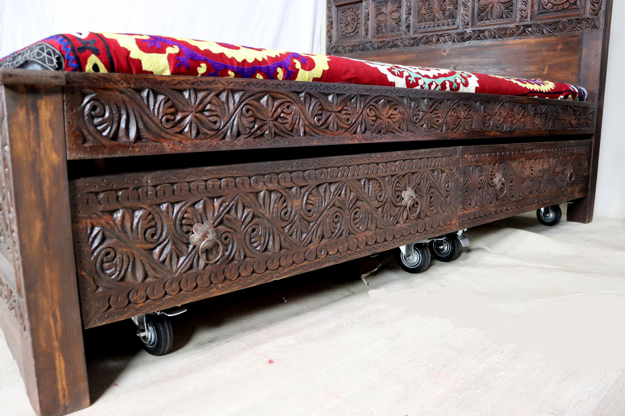 bedroom set orient hand-carved solid wood bed double bed with 4 drawers and 2 bedside table  Nuristan  Afghanistan 23 home