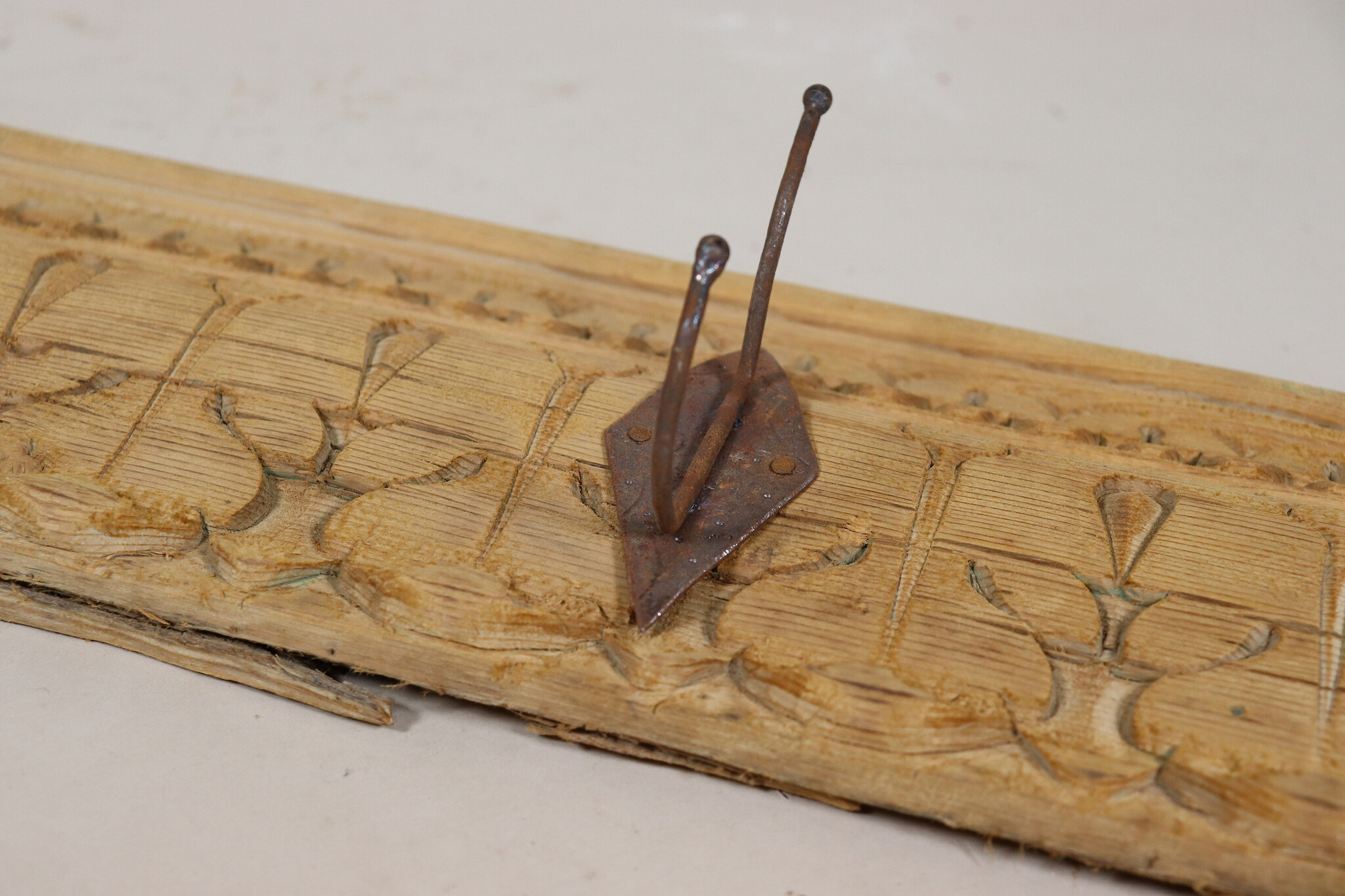 100 cm Antik Hakenleiste mit 4 Hacken  aus Nuristan Afghanistan Nr:5