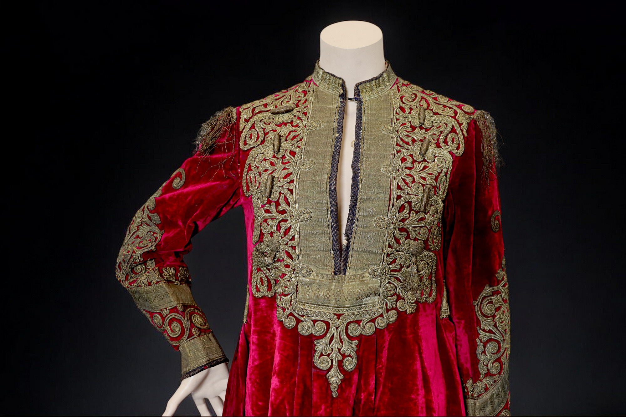 Samt- und goldbesticktes Kleid von Hazara red