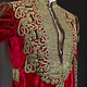Samt- und goldbesticktes Kleid von Hazara red