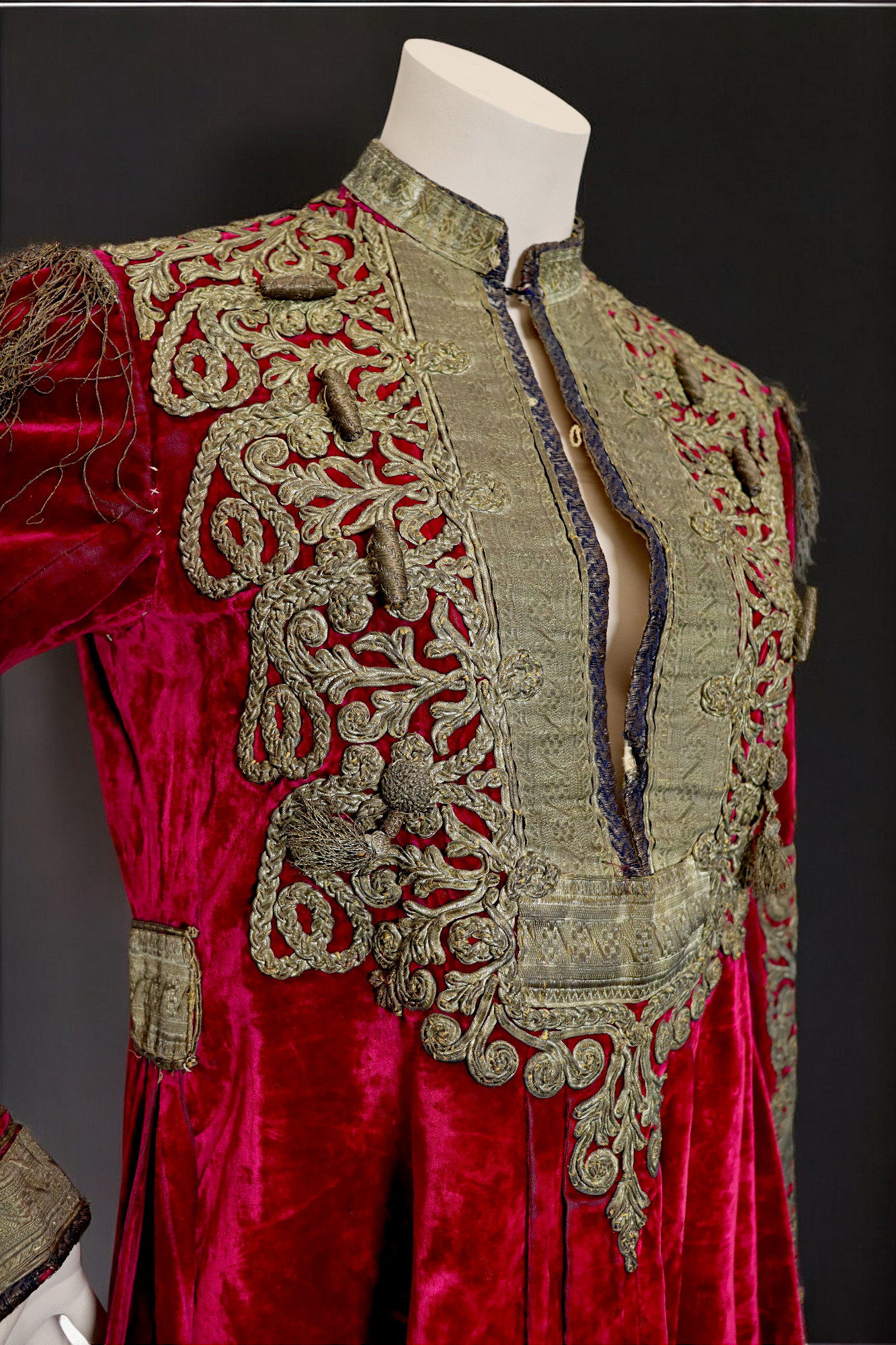 Samt- und goldbesticktes Kleid von Hazara red