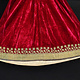 Samt- und goldbesticktes Kleid von Hazara red