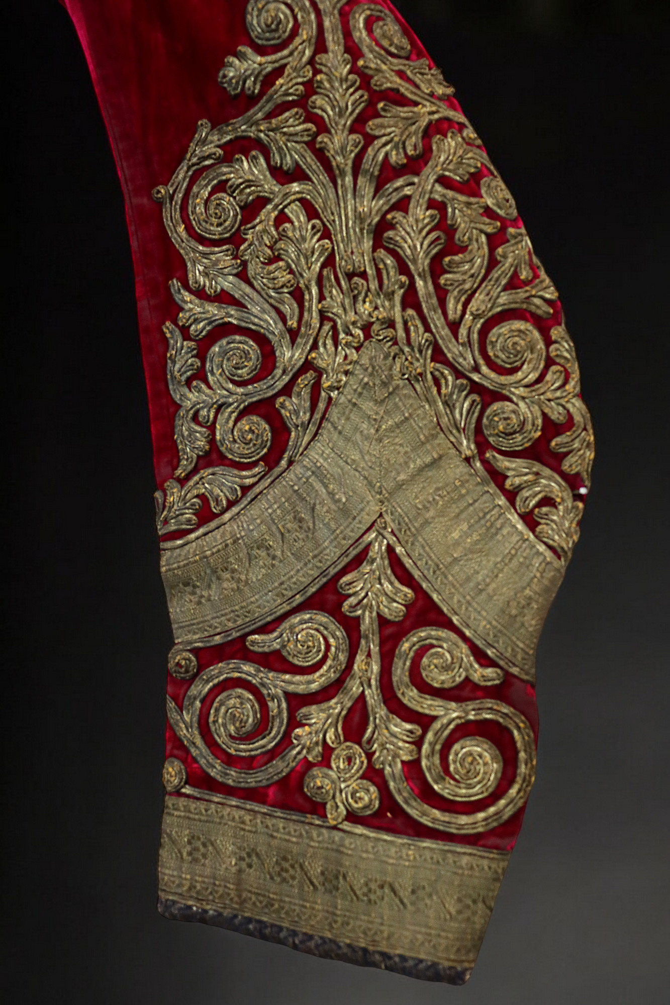 Samt- und goldbesticktes Kleid von Hazara red