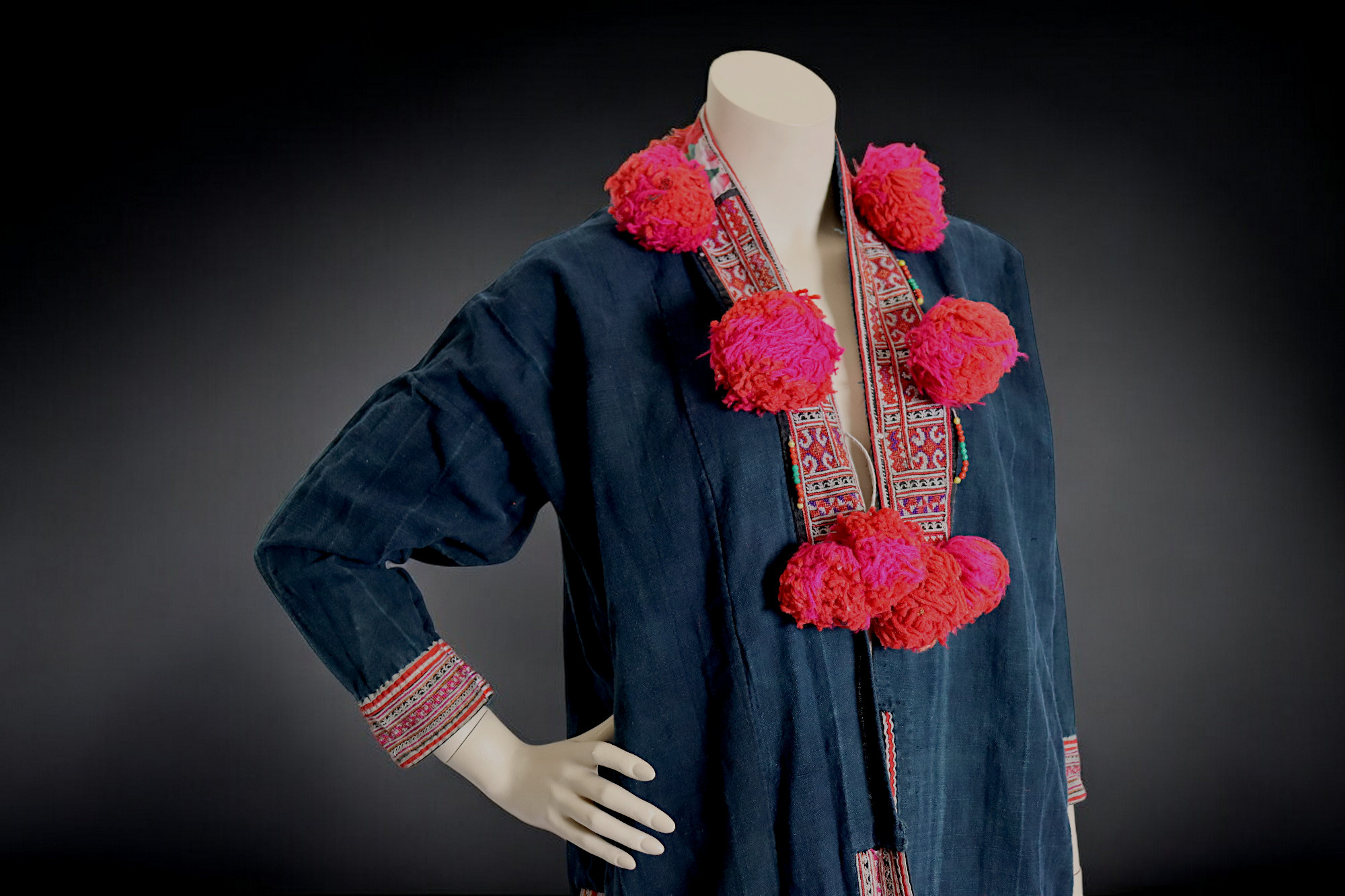 Vintage hand bestickte  Jacke  Mantel Kleid Stamm Akha  oder Hmong aus der Akha in Nordostasien thailand , Mitte des 20. Jahrhunderts Museum Quality